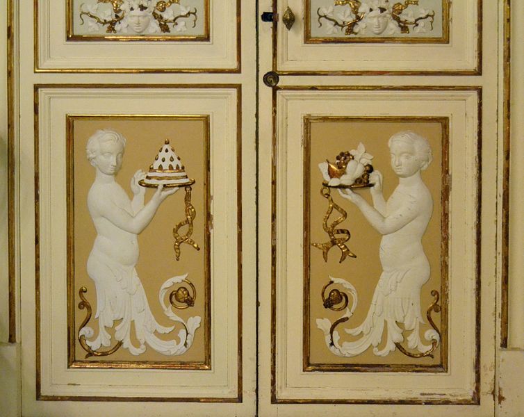 File:Detall de les portes del menjador del palau del marqués de Dosaigües, València.JPG