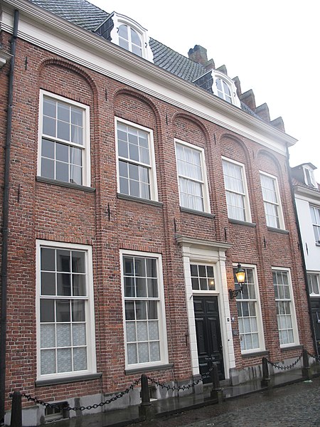 File:Doesburg, Veerpoortstraat 31 vanaf links.jpg