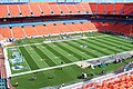 تجهيز و ترتيب أرضية الملعب قبل دخول الجماهير و الفريقين في مبارة فريق ميامي دولفينس في دوري كرة القدم الأمريكية سنة 2007.
