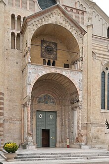 The portal of the cathedral, the 1139 work of Niccolo Duomo di Verona AB4.jpg