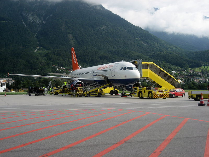 File:EasyJet A320 Innsbruck.jpg