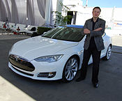 Musk staand voor een Tesla Model S in 2011