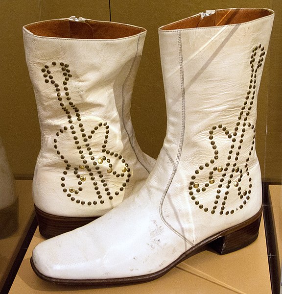 File:Elvis Presley's white boots with rivets laid out in the guitar shape (1970-1976) by Adonis (2014-02-09 15.19.52 by ksblack99).jpg