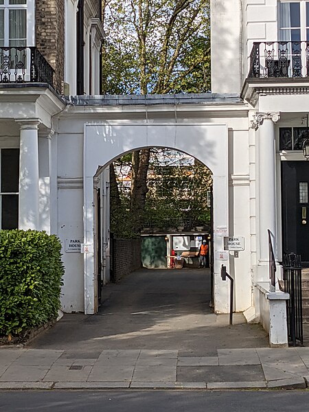 File:Entrance Arch To Park House Between Numbers 7 And 11.jpg