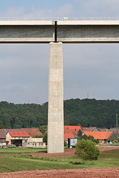 Brückenpfeiler, auf dem zwei Brückenüberbauten enden