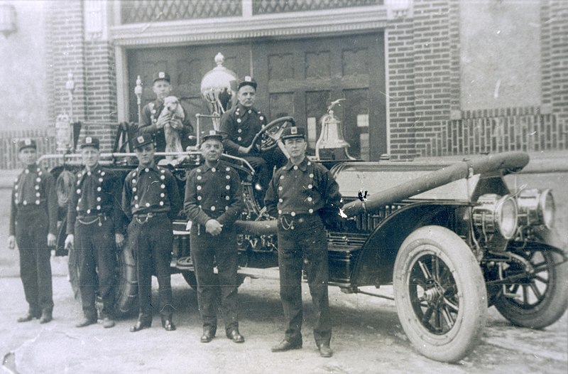 File:Firemen standing beside their 1910 Webb 2nd size 700 gpm combination engine and hose car. Made in St. Louis.jpg