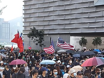 尖沙咀梳士巴利花園有市民舉起美国国旗和中華民國國旗