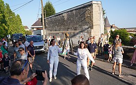 La flamme paralympique devant le pavillon.