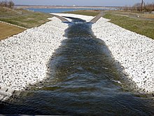 Elsterwasser fließt in den See März 2013