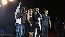 Rami Jaffee (secondo da sinistra) con i Foo Fighters nel 2017, sul palco del Lollapalooza a Berlino