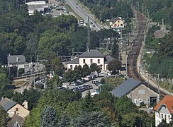 Vue aérienne de la gare avec la ligne pour Grenoble à gauche et la ligne de la Maurienne à droite.