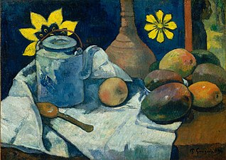 Une nature morte montrant des fruits et une théière bleue, ainsi qu'une cuiller à côté de la théière. En fond, des fleurs jaunes.