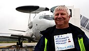 Miniatuur voor Bestand:Gerrit Vos, a Dutch aircraft maintenance specialist with the NATO E-3A Component, poses for a photo in front of an E-3 Sentry aircraft at NATO Air Base Geilenkirchen, Germany, Sept 130918-F-WP626-710.jpg