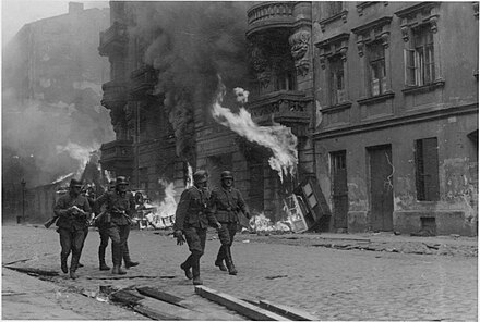 Soldats nazis lors de la répression du soulèvement du ghetto de Varsovie (avril 1943).