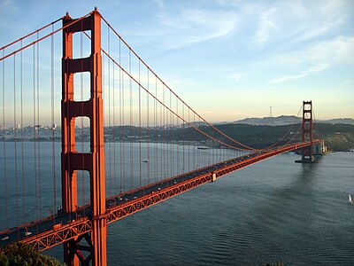 San Francisco kentinin simgesi olan Golden Gate Köprüsü, Golden Gate Boğazı üzerinde 1933-37 yılları arasında Josef B. Strauss liderliğindeki bir ekip tarafından inşa edilmiş bir asma köprüdür. (Üreten: RichN)