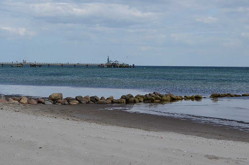 File:Grömitz, Blick über den Strand aufs Meer und die Seebrücke 4.JPG