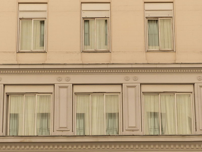 File:Gran Vía,ventanas, Madrid, España, 2015.JPG