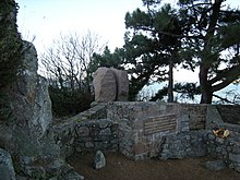 Mémorial en granite rose, hommage à Irène et Frédéric Joliot-Curie.