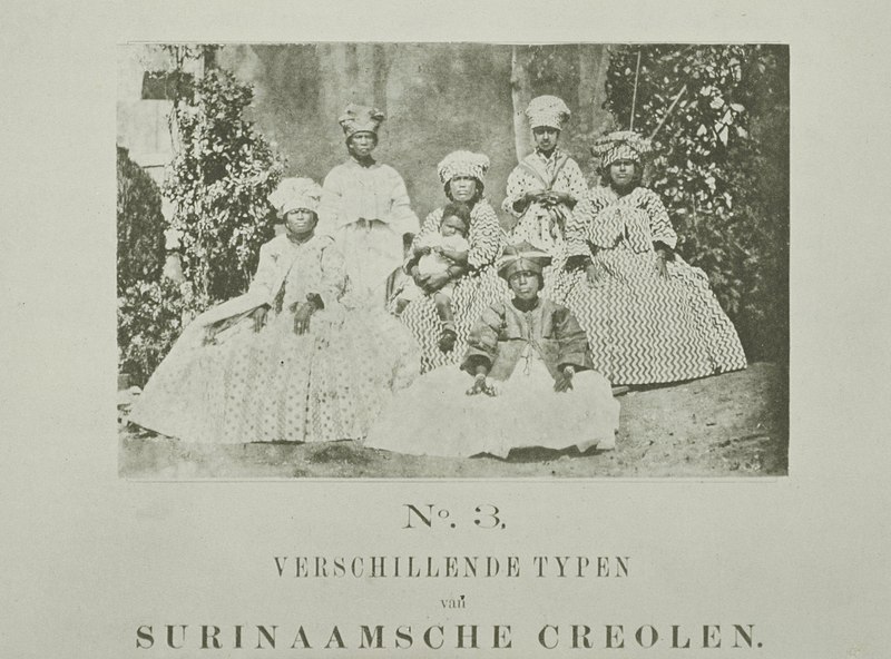 File:Groepsportret van Surinamers ('Surinaamsche Creolen') Les Habitants de Suriname. Notes recueillies à l'Exposition Coloniale d'Amsterdam en 1883 (serietitel), RP-F-1994-12-3.jpg