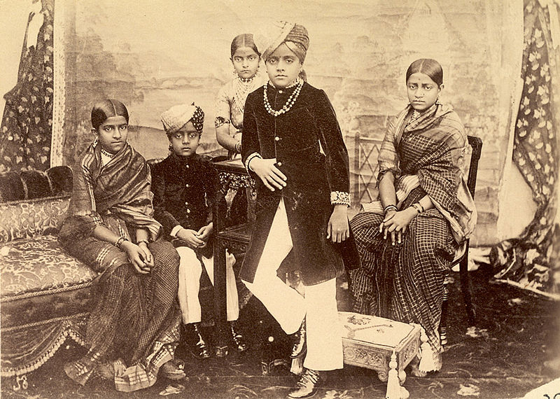 File:Group portrait of the Maharaja of Mysore and his brothers and sisters.jpg