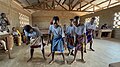 File:Groupe d'enfants exécutant une danse traditionnelle au Bénin 16.jpg