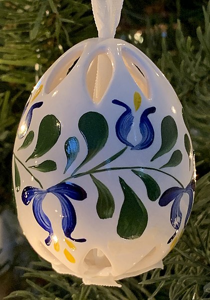 File:Hand-painted ceramic egg.jpg