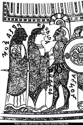 Ecuba, accompagnata dal marito Priamo e dal primogenito Ettore, da una ricostruzione di un vaso.