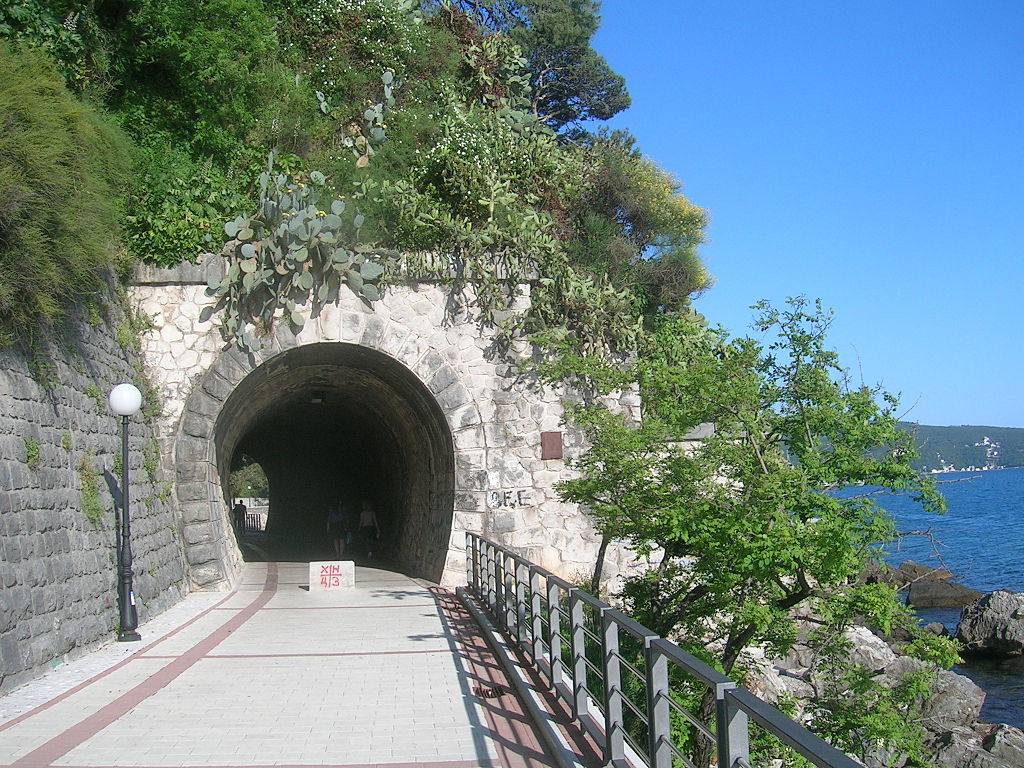 Herceg-Novi-former-railway-tunnel.JPG