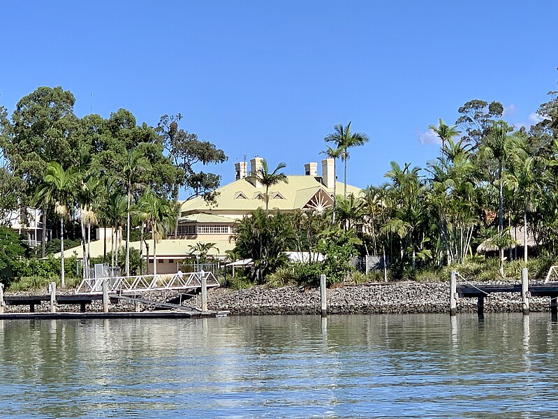 File:Houses in Sanctuary Cove seen from Coomera River, Queensland 05.jpg