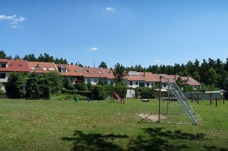 File:Hrdějovice - hřiště.jpg