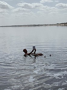 Un turista dà una dimostrazione degli effetti dell'elevata salinità