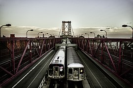 U-Bahnen auf der Williamsburg Bridge (2016)