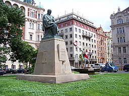 Jiráskův pomník na náměstí