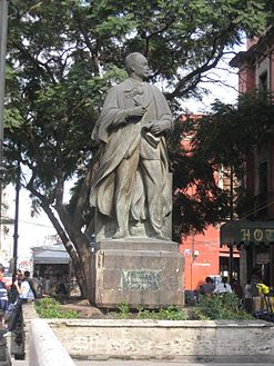 Uma estátua de bronze em uma rua