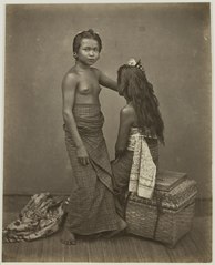 KITLV 26556 - Isidore van Kinsbergen - Two slaves Raja of Buleleng- I Loeh Sari and I Mrijakti - Around 1870.tif