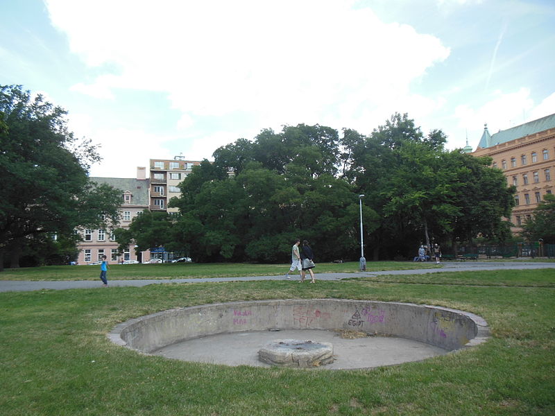 File:Karlínské náměstí, kašna (01).jpg