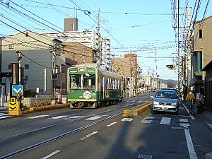 嵐山本線山ノ内駅と四条大宮行き電車（2006年3月）