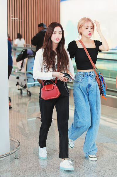 File:Kim Ji-soo at Incheon Airport, heading to Amsterdam on May 16th, 2019 11.png