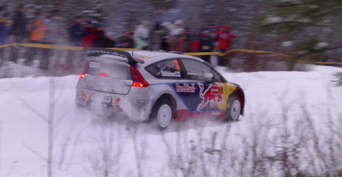 Kuva Kimi Räikkösestä, joka ajaa lumen läpi Citroën C4 WRC: n pyörän takana.