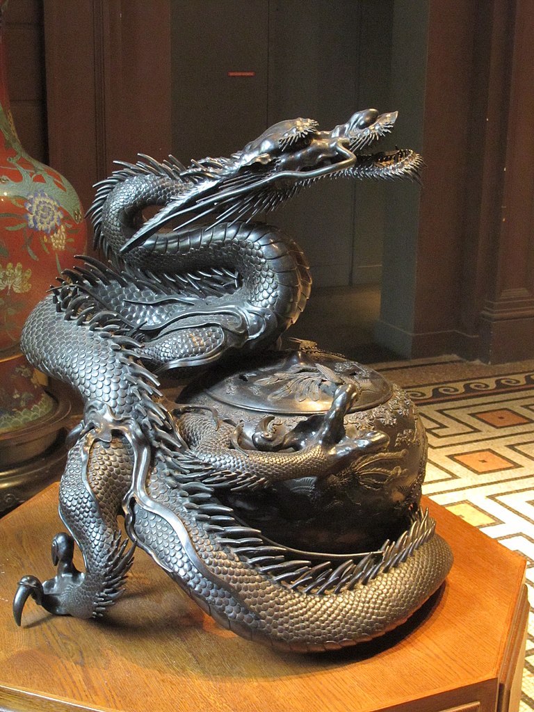 https://upload.wikimedia.org/wikipedia/commons/thumb/0/0c/Kimura_Toun.Perfume_burner_with_dragon.Mus%C3%A9e_Cernuschi.JPG/768px-Kimura_Toun.Perfume_burner_with_dragon.Mus%C3%A9e_Cernuschi.JPG