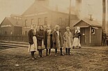 Brookside Mill workers in Knoxville, Tennessee, USA; photographed by Lewis Wickes Hine in 1910. Knoxville-brookside-workers.jpg