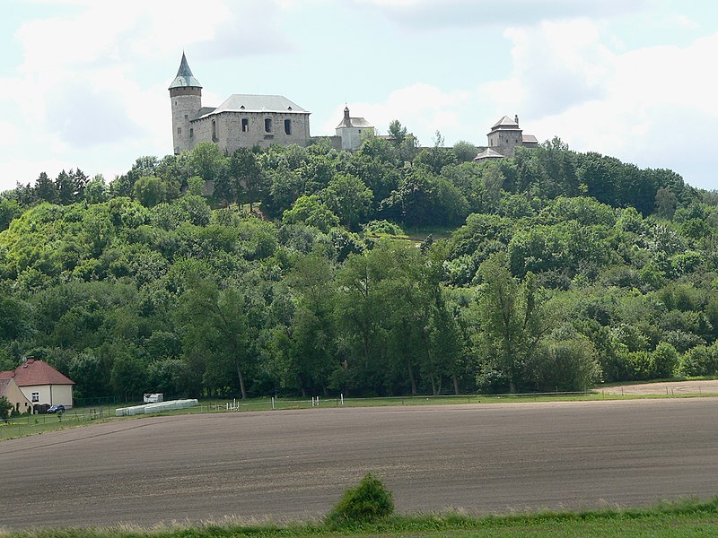 File:Kunětická hora - pohled směrem od Dražkova.jpg