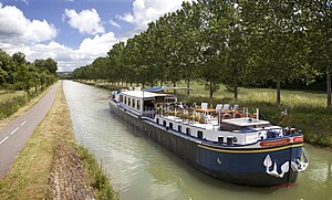 מלון L'Impressionniste Barge Cruising.jpg