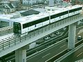 2005年3月撮影。はなみずき通駅 - 杁ヶ池公園駅間の高架上を走る100形。