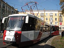 Ein Straßenbahn-Triebwagen (LWS-2005) auf Petersburger Straßen