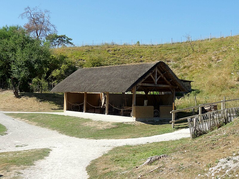 File:La Chaussée-Tirancourt (80), parc Samara, zone des animations et reconstitutions - atelier du travail du bois 1.jpg