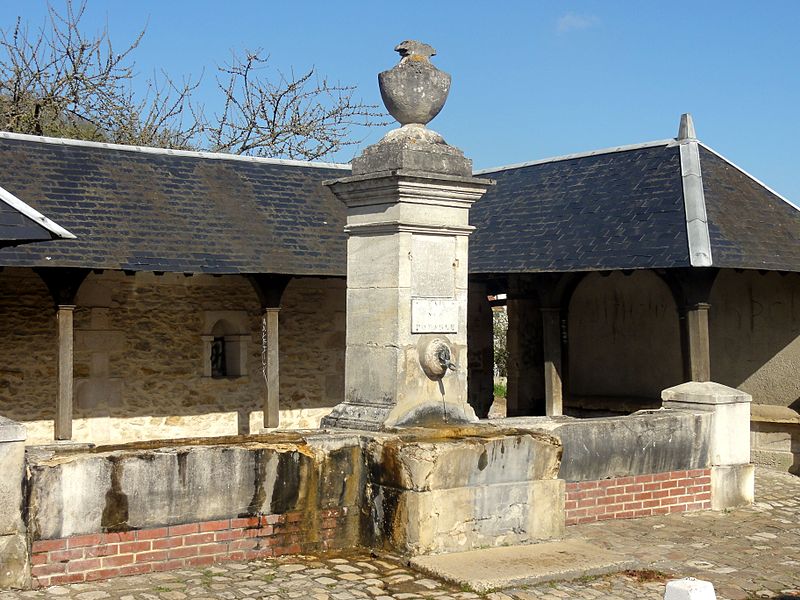 File:La Neuville-en-Hez (60), fontaine Saint-Louis 1.jpg