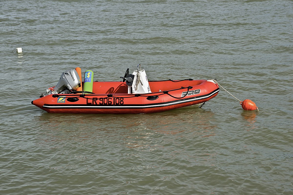 technique. Le float-tube est une curieuse embarcation pneumatique