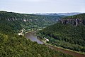 حوض نهر الإلبه في ناحية سويسرا البوهيمية (التشيك) وقد شق طريقه في الصخور، وعلى الأفق تظهر الجبال الألمانية.