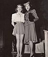 Lana Turner (à gauche) en jupe patineuse (1941).